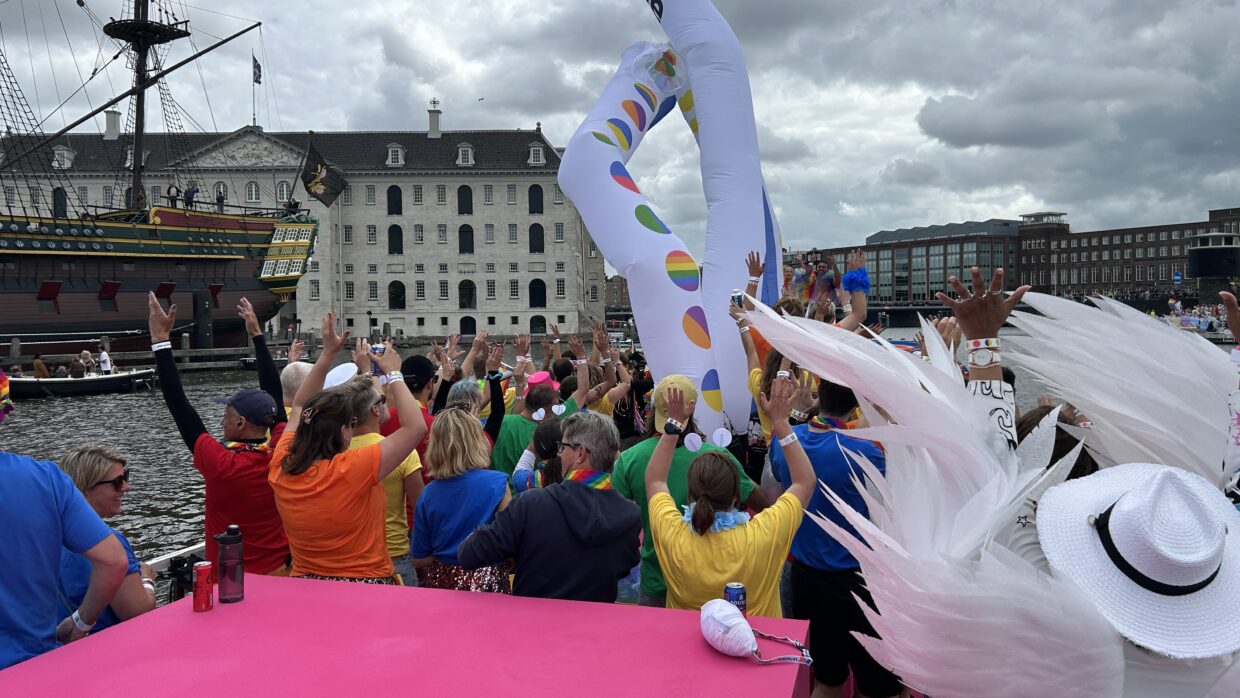 Feest en vol op muziek tijdens de CAnal Pride